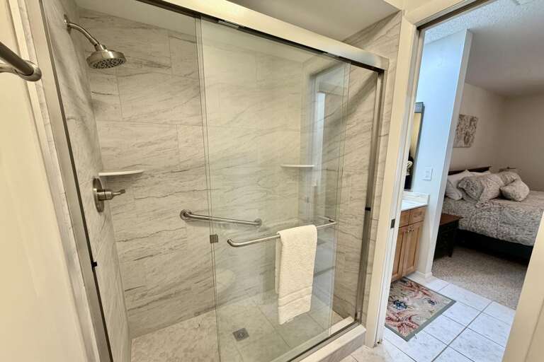 Bathroom 1 (en suite)