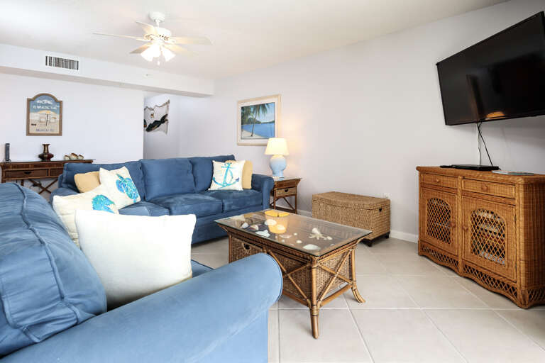 Nice size TV is just perfect for movie night! Nice size TV is just perfect for movie night!