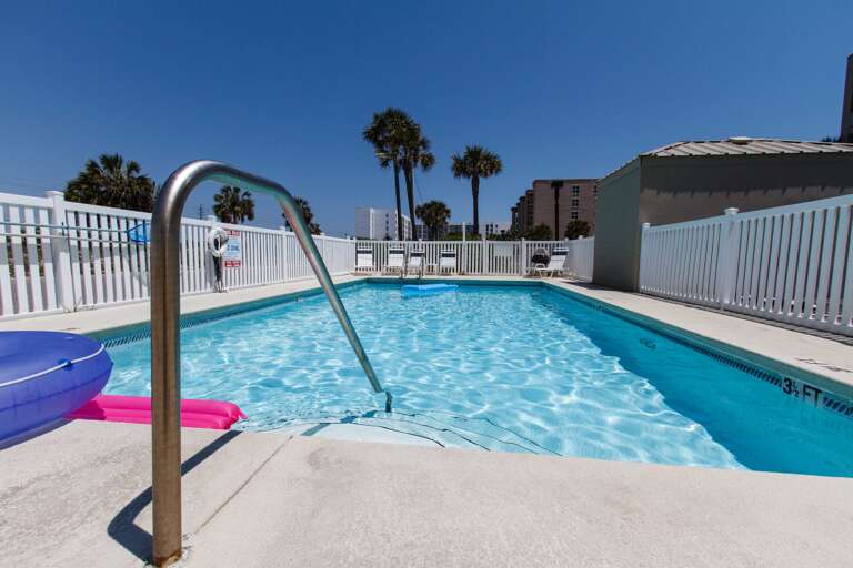 The fenced-in pool is located in front of the building's parking area. A small building next to it houses convenient bathrooms. The fenced-in pool is located in front of the building's parking area. A small building next to it houses convenient bathrooms.