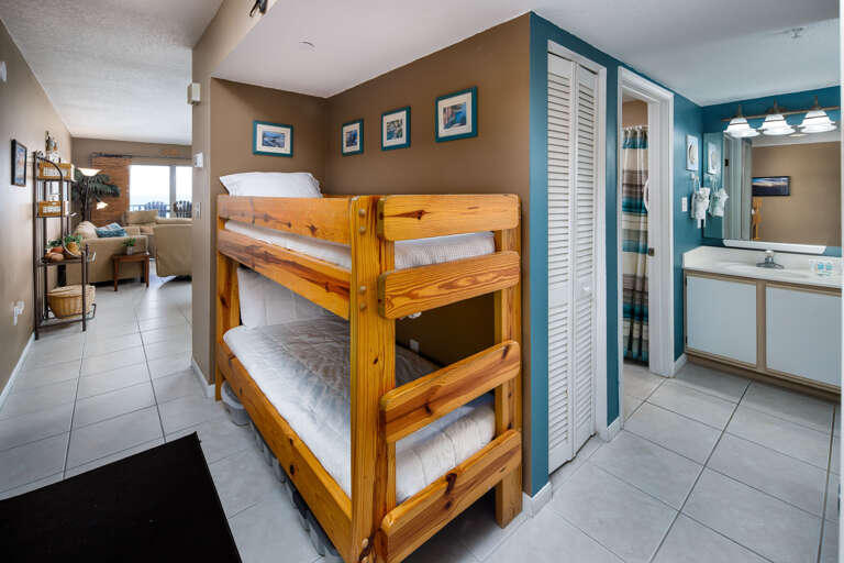 An additional set of bunk beds in the hall tip the total number of guests to 6. Everyone has his/her own space to sleep comfortably.