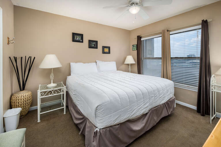 King bed, flat screen TV, mirrored closet doors, very nice!