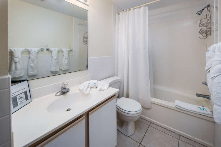 Private master bath for a quick shower or a nice bubble bath after a nice day in the sun! Private master bath for a quick shower or a nice bubble bath after a nice day in the sun!