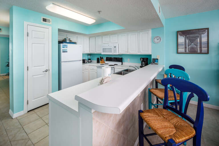 With 3 bar stools at the snack bar for extras. Grab a quick bite to eat at the kitchen bar before heading out to enjoy the sun