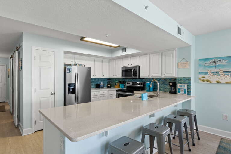 Four guests can enjoy an afternoon cocktail or quick snacks at the breakfast bar