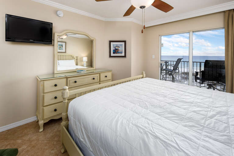 Let the blissful sounds of the waves carry you off to sleep in this luxurious king size bed.