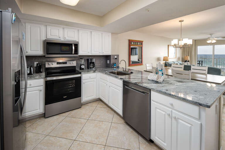 A spacious kitchen to prepare your vacation meals with all its major appliances 