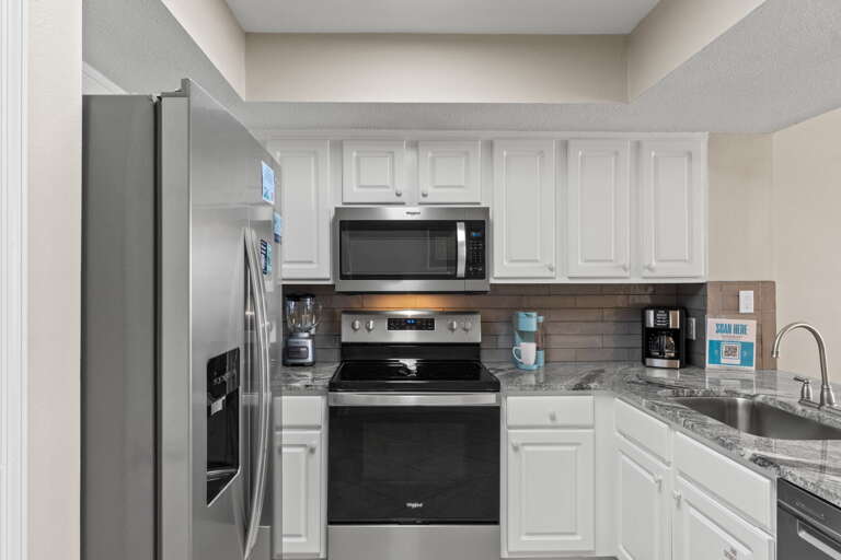A spacious kitchen to prepare your vacation meals with all its major appliances 