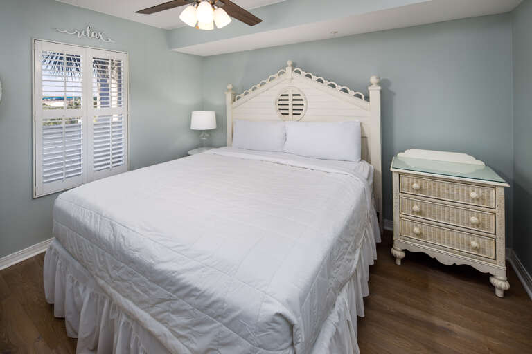 Soft colors and a comfy bed - just perfect after a hot beach day.