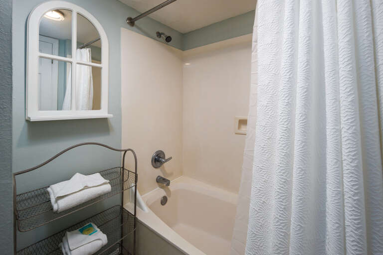 The full bath features a shower / tub combo