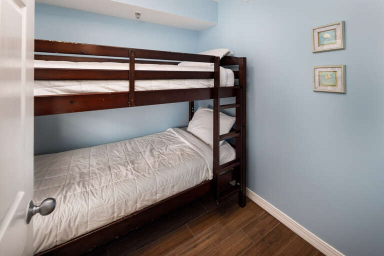 This bunk room can sleep 2 comfortably This bunk room can sleep 2 comfortably