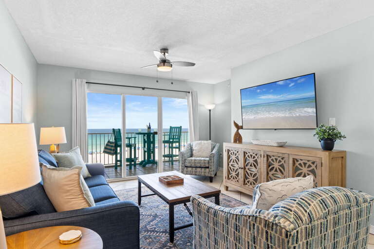Cozy living room with those Gulf views!