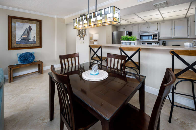 This charming dining set accommodates 4 guests