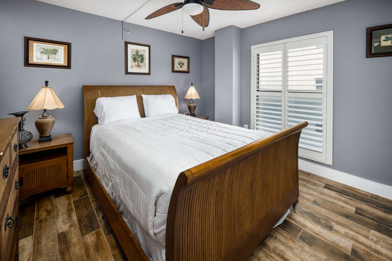 Queen sized bed in the guest room 