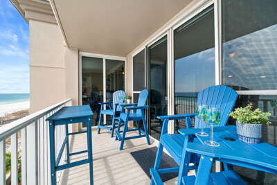 Oceanview Balcony Retreat: Sip cocktails while soaking in breathtaking beach views!