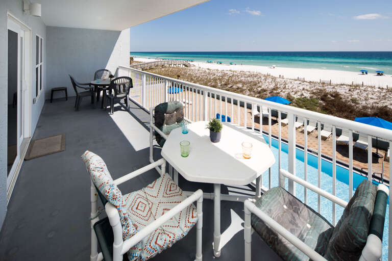 Amazing views of the beach and the pool area.