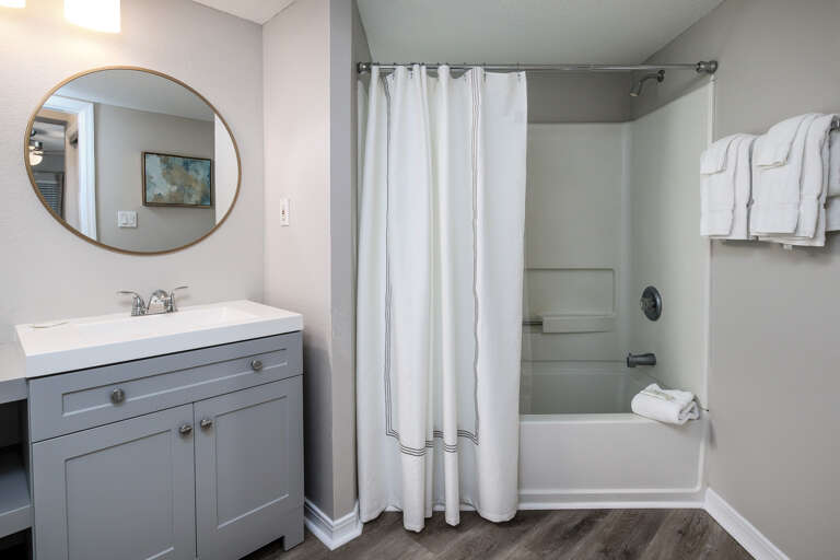 Spacious full en suite bathroom 