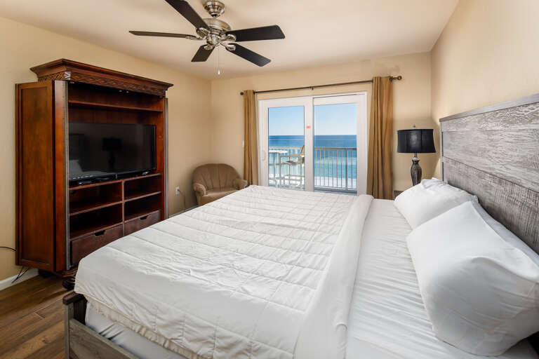 Wake up to a view of the gulf in this king size bed 