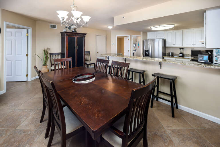 Serve a meal with ease for this table for 6!