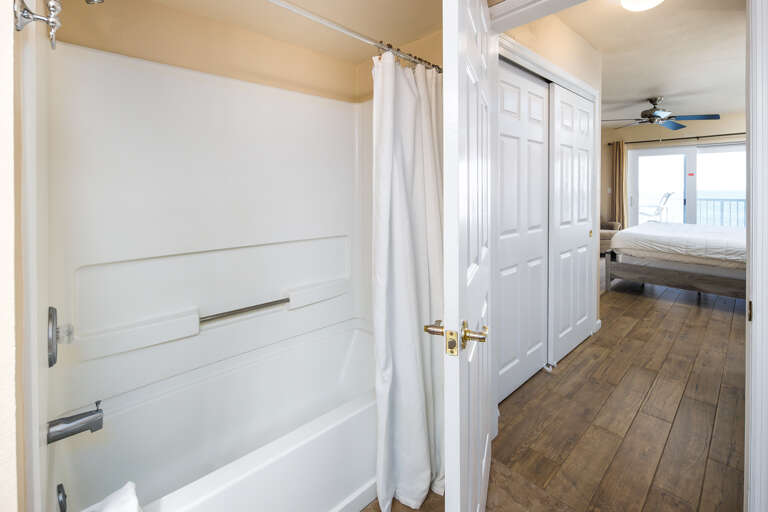 Full en suite bathroom    
