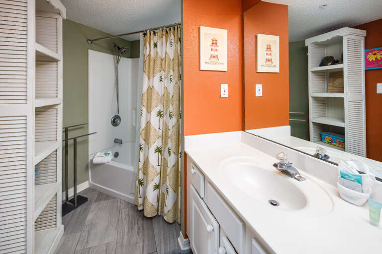 Shower/tub combo perfect for a quick shower or a nice long bath.