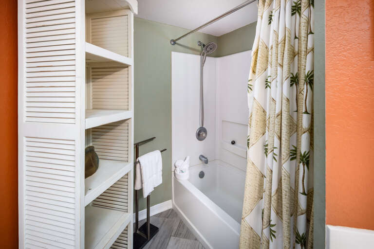 Shower/tub combo perfect for a quick shower or a nice long bath.