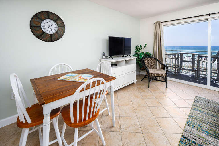 Have a meal while enjoying the view! 