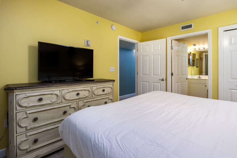 Flat screen TV and en suite bathroom 