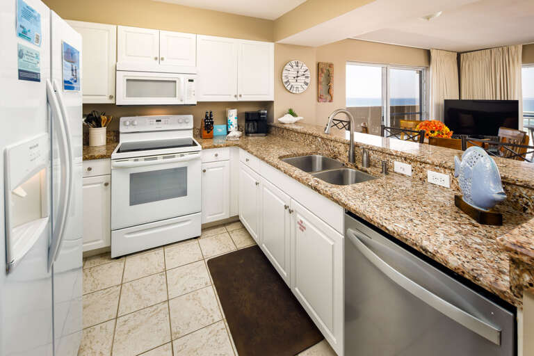 Full kitchen with plenty of counter space.
