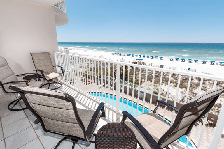 Can you imagine enjoying a meal with this gorgeous view?