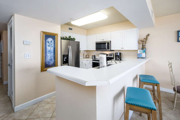 Open bar from Kitchen, keeps interaction open for everyone!