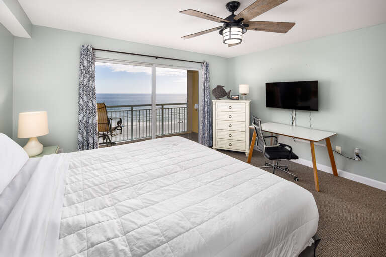 Get a good nights sleep in this king size bed that over looks the gulf!