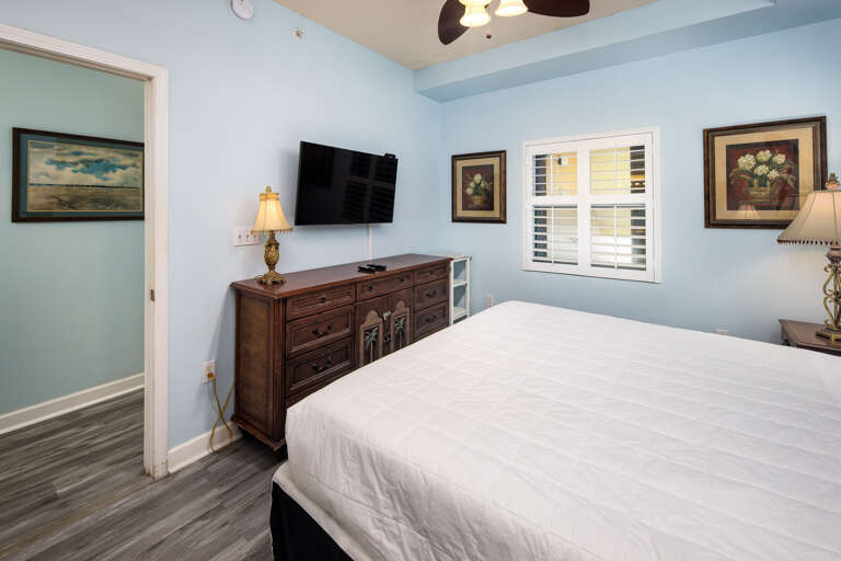 There is plenty of drawer & closet space.  There is plenty of drawer & closet space.