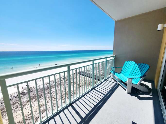 Such a spacious balcony to enjoy the sound fo the waves! 