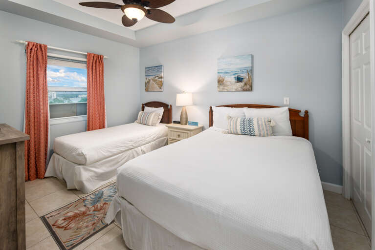 Twin and queen bed in this bedroom.