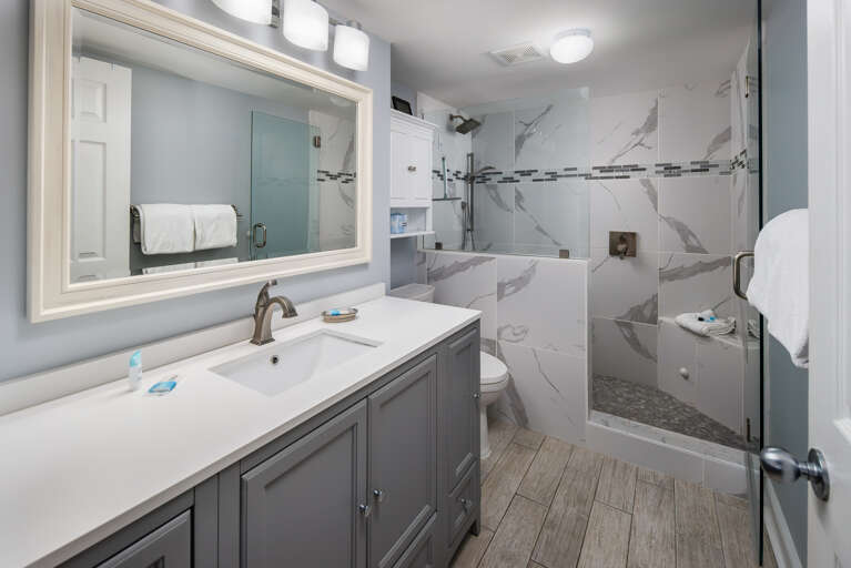 Features a renovated walk in shower! Features a renovated walk in shower!