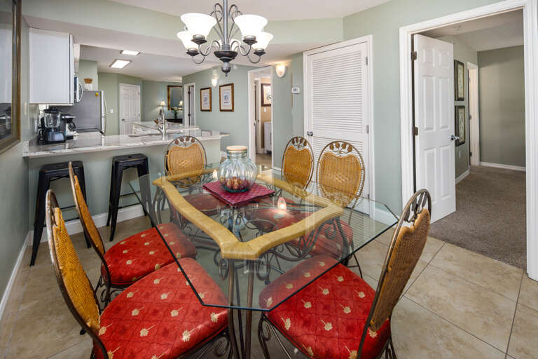 Great open floor plan and a nice size dining table with seating for 6 guests. Great open floor plan and a nice size dining table with seating for 6 guests.