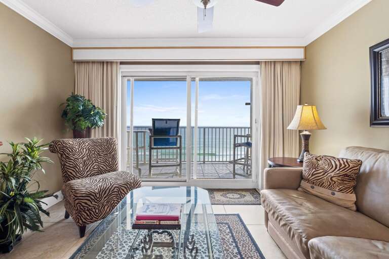 Beach front living room for everyone to enjoy!