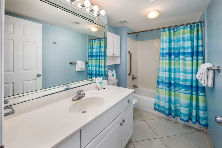 Spacious bathroom with shower/tub combo Spacious bathroom with shower/tub combo