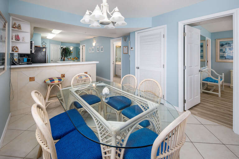 The dining table seats 6 will more room at the breakfast bar  The dining table seats 6 will more room at the breakfast bar