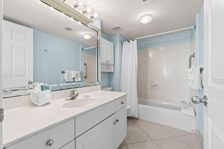 Spacious bathroom with shower/tub combo
