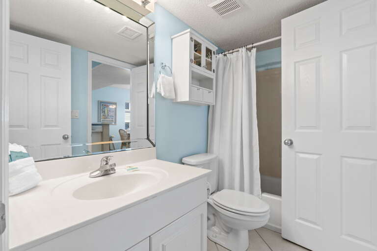 Features a shower/tub combo so the little ones are able to enjoy their bath time while on vacation.