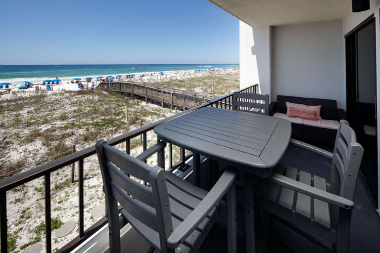 Fantastic views and ample seating make this unit a MUST SEE!!