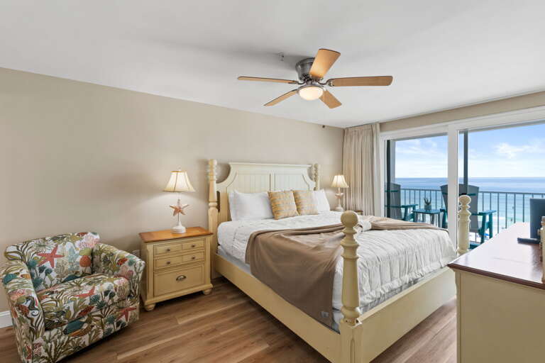 Features a walk-in closet and a king size bed.