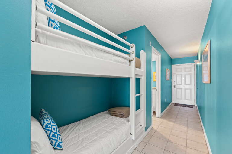 Additional sleeping for 2 more in these built in bunks in the hallway