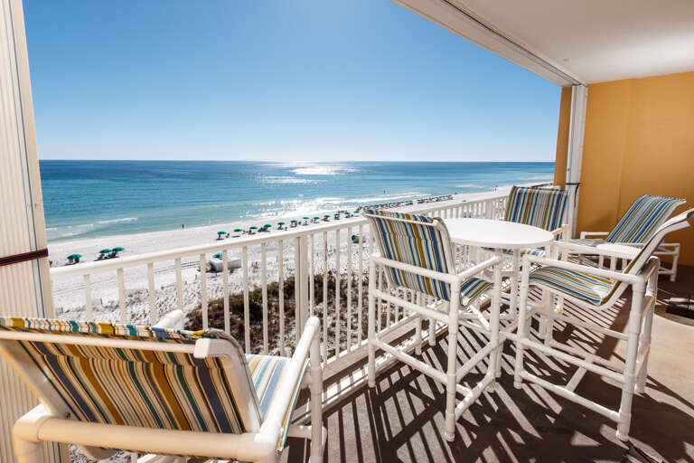 Once you step into this 6th floor Balcony you will not want to leave.. the views of the Gulf are just FANTASTIC