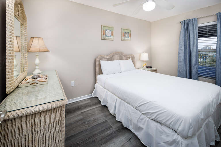 Features a queen size bed Features a queen size bed