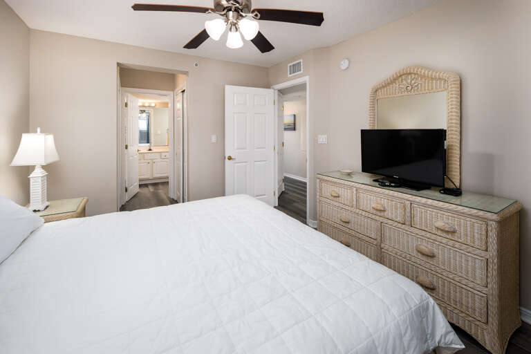 Features a full en suite bath and a King size bed facing a TV for all your viewing pleasure  Features a full en suite bath and a King size bed facing a TV for all your viewing pleasure