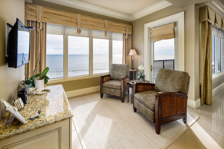 TV sitting area with views that are to die for!