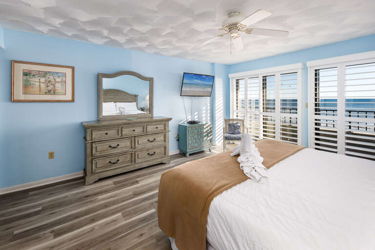 Flat screen TV and views!