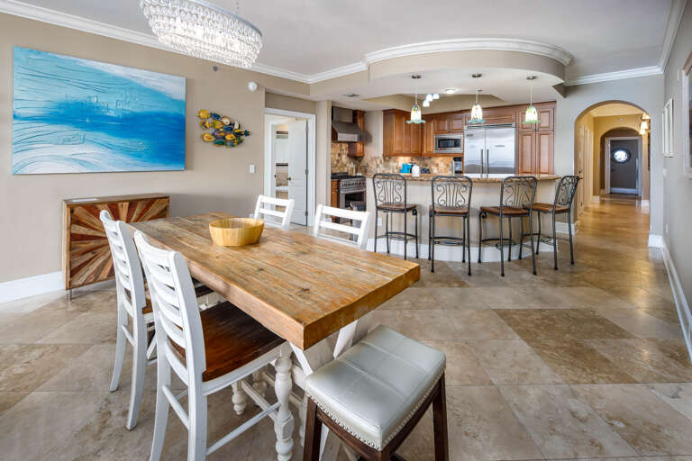 Spacious open area between dinning area and bar area.